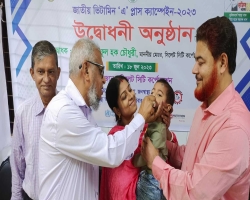 জাতীয় ভিটামিন এ প্লাস ক্যাম্পেইন-এর উদ্বোধন করলে সিসিক মেয়র আরিফুল হক চৌধুরী